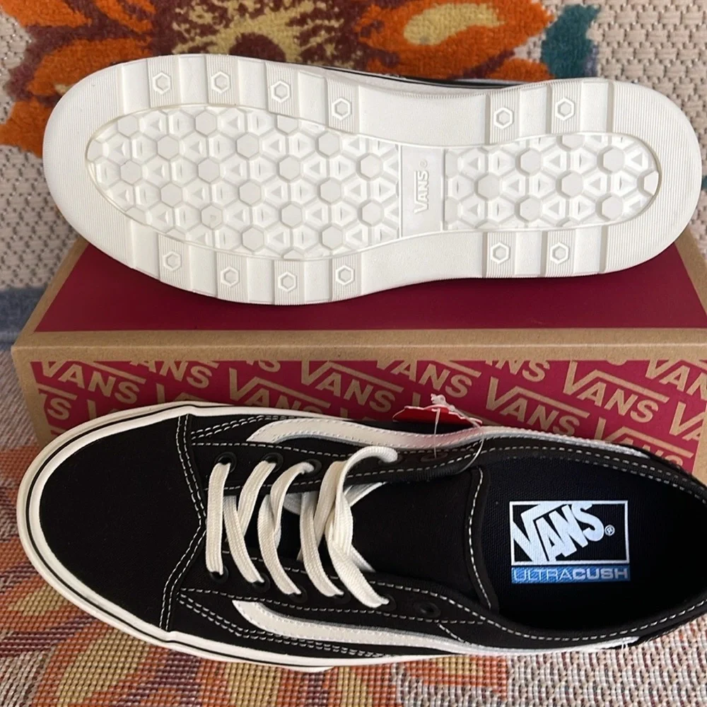 Vans Men’s Sentry Old Skool (Canvas) Black/Marshmallow
VN0A5KR3VQE
Sneakers - Picture 6 of 16